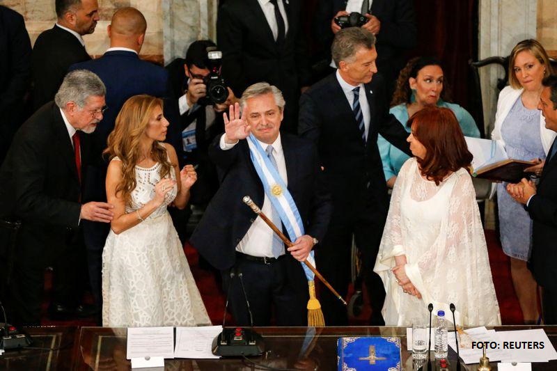 El presidente de Argentina, Alberto Fernández, saluda a los asistentes a la ceremonia de asunción en el Congreso Nacional, en Buenos Aires. 10 de diciembre de 2019. REUTERS/ Mariana Greif.
