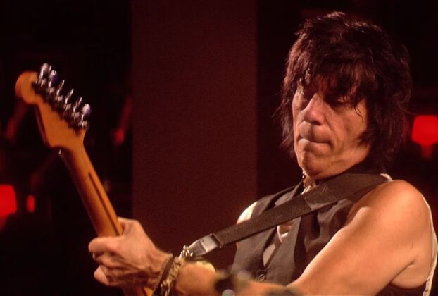 Jeff Beck, un virtuoso de la guitarra que traspasó los límites del blues, el jazz y el rock and roll, influyendo en generaciones de “shredders” y llegando a ser conocido como el guitarrista de los guitarristas, ha muerto. Tenía 78 años.